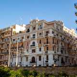 Eppure il Noli � uno dei pi� interessanti edifici di Bari. Seppur nato in epoca Fascista, non segue quella geometria rigorosa e lineare tipica del Razionalismo di quegli anni, ma si arricchisce di numerose decorazioni ed elementi architettonici che lo rendono decisamente elegante